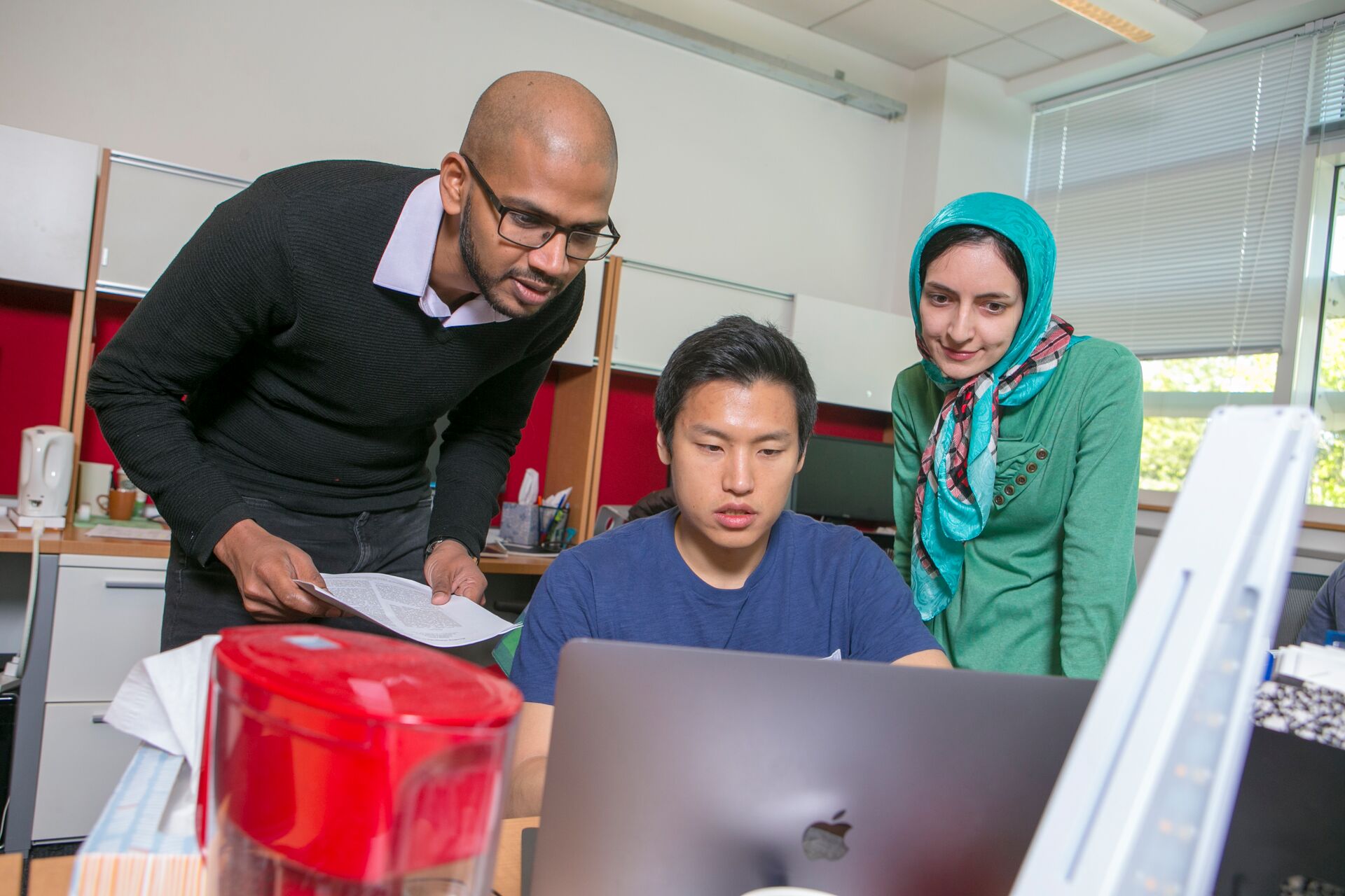 Niranjan Balasubramanian in Lab with Students